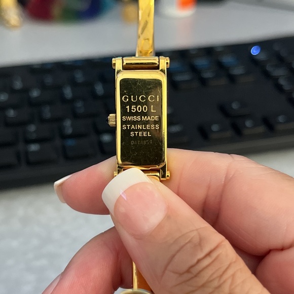 Gucci watch in 18kt gold plate. marks on one side of arm from being stored 🤩 - Picture 8 of 8